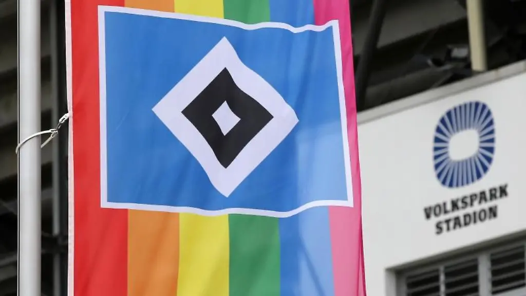 Eine-Regenbogenfahne-mit-dem-Logo-des-Fussball-Zweitligisten-Hamburger-SV
