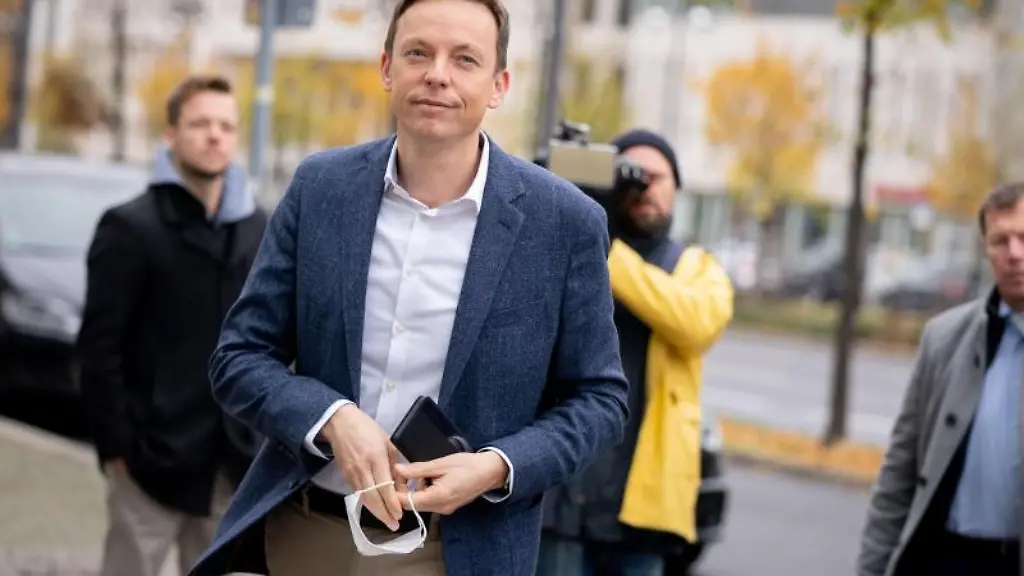 Tobias-Hans-kommt-zu-einer-Sondersitzung-seiner-Partei