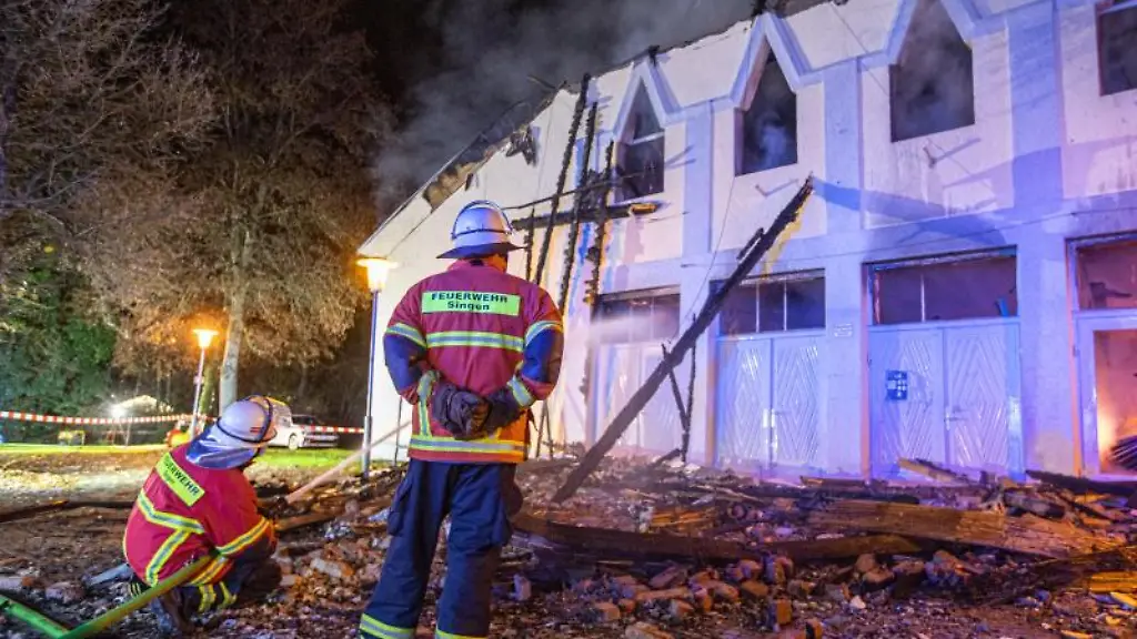 Einsatzkraefte-der-Feuerwehr-loeschen-den-Brand-in-der-denkmalgeschuetzten-Scheffelhalle