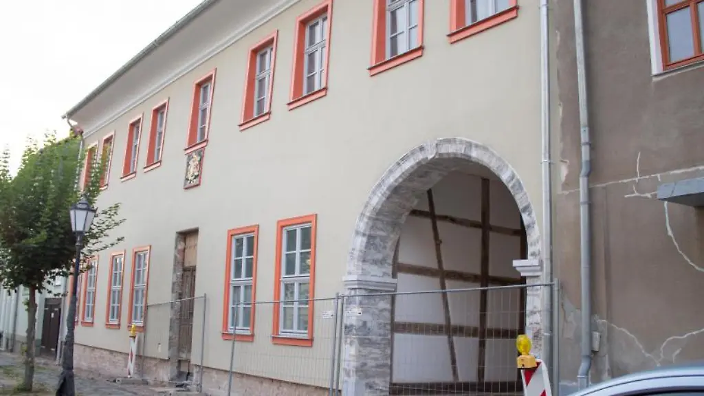 Auf-diesem-Gelaende-soll-eine-neue-Stadtinformation-entstehen