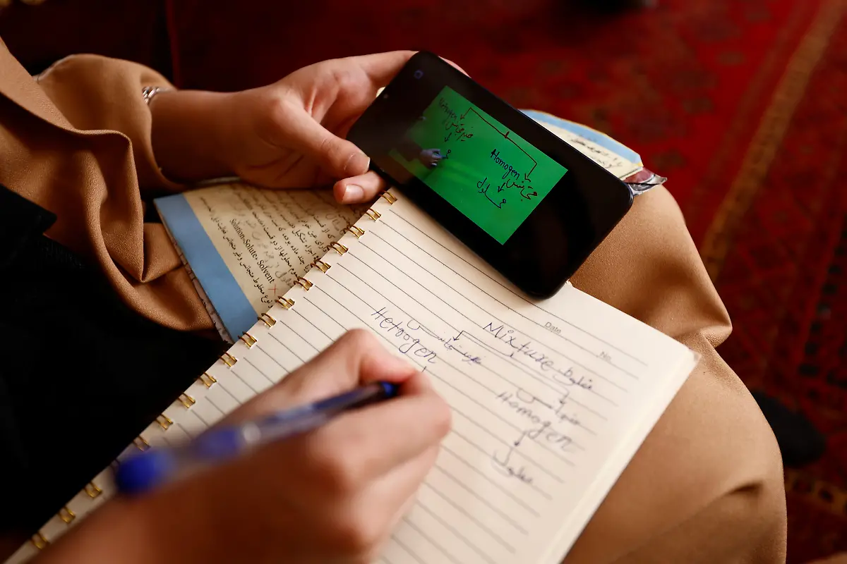 Sahar-lernt-zu-Hause-mit-Youtubevideos