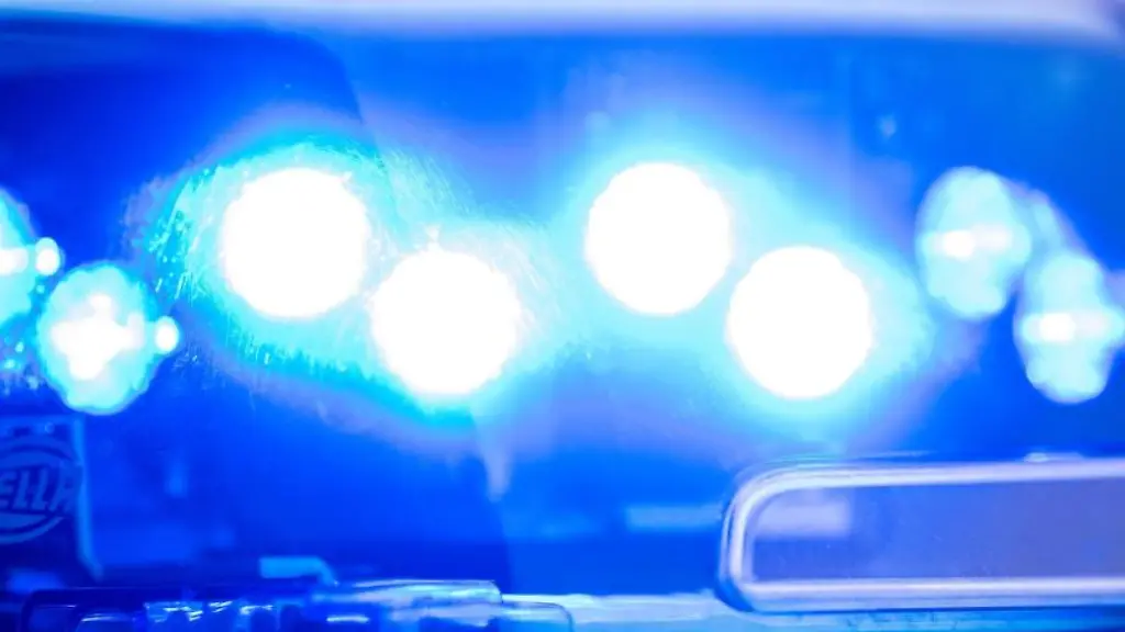 Ein-Blaulicht-leuchtet-auf-dem-Dach-einer-Polizeistreife