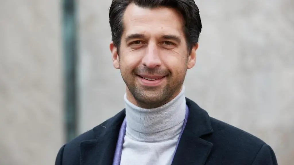 Jonas-Boldt-Vorstand-HSV-schaut-in-die-Kamera