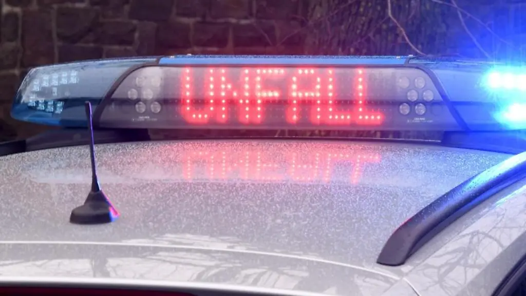 Die-Leuchtschrift-Unfall-auf-dem-Dach-eines-Polizeiwagens