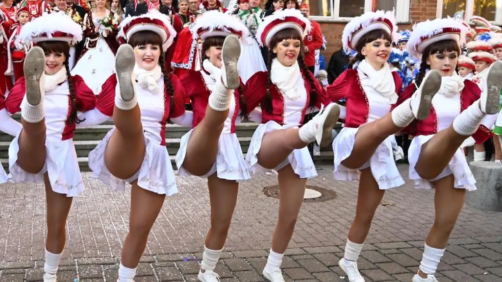 Die-Funkengarde-tanzt-zum-Auftakt-der-Karnevalssaison
