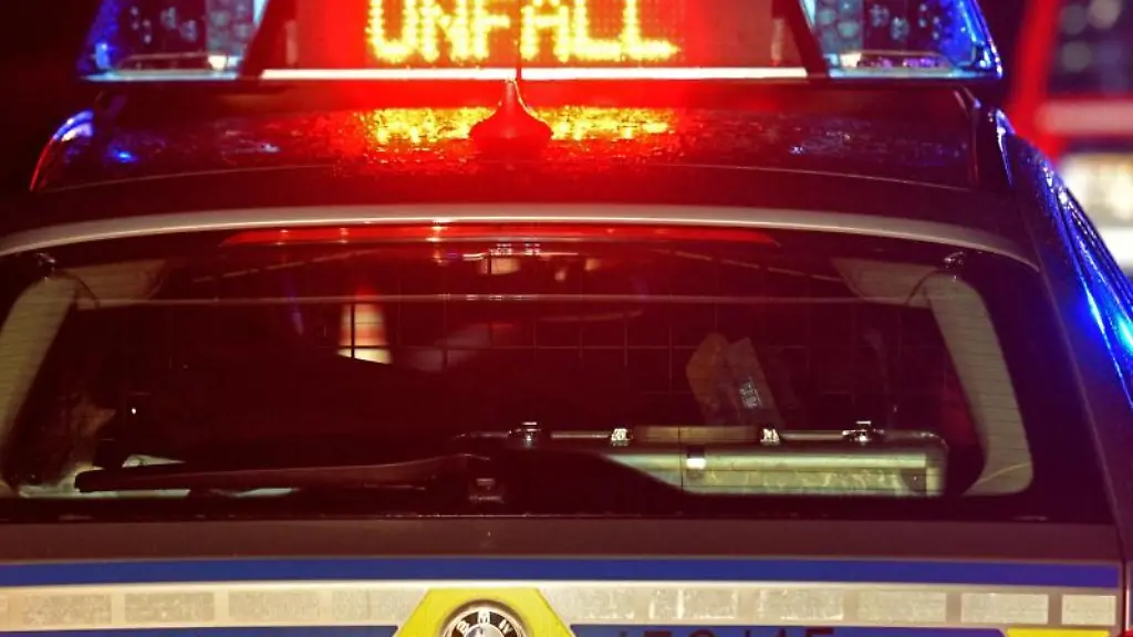 Ein-Streifenwagen-der-Polizei-steht-an-einer-Unfallstelle