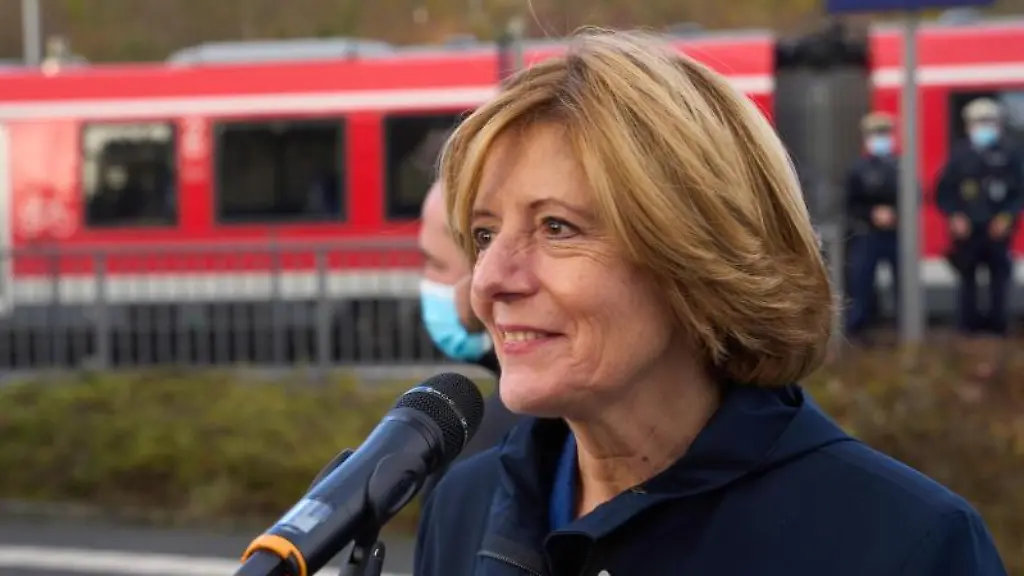 Malu-Dreyer-spricht-bei-der-Inbetriebnahme-des-ersten-Abschnitts-der-Ahrtalbahn-nach-der-Flut