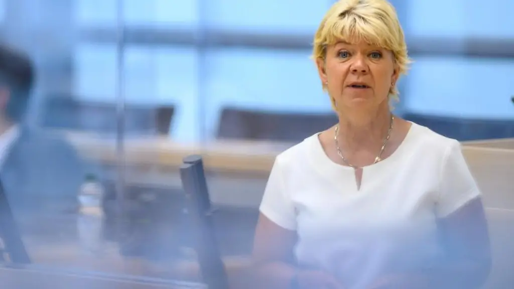 Cornelia-Lueddemann-spricht-im-Plenarsaal-des-Landtages