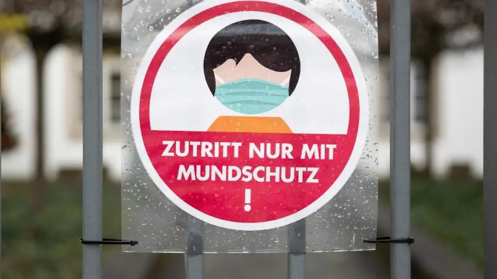 Zutritt-nur-mit-Mundschutz-steht-am-Eingang-einer-Schule