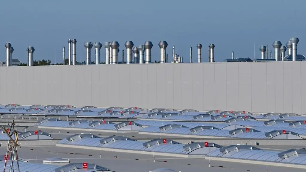 Viele-Schornsteine-sind-auf-einer-Produktionshalle-der-Tesla-Gigafactory-zu-sehen