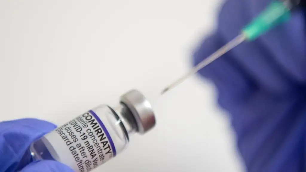 Eine-Arzthelferin-steckt-eine-Nadel-in-ein-Flaeschchen-mit-Corona-Impfstoff-von-Biontech-Pfizer