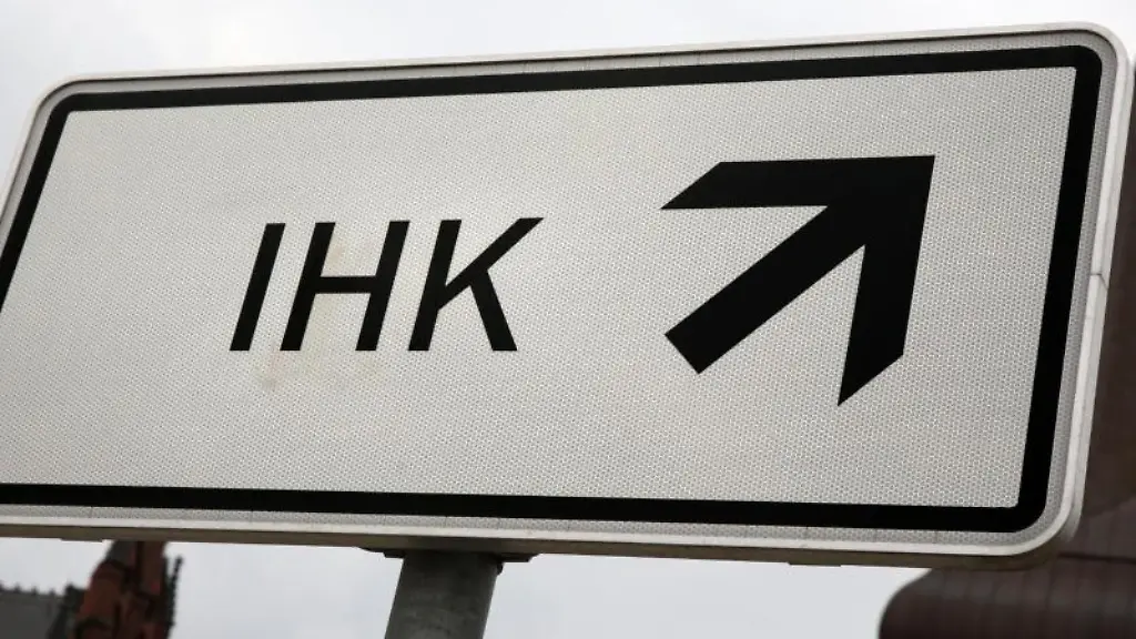 Ein-Schild-weist-auf-die-Industrie-und-Handelskammer-hin