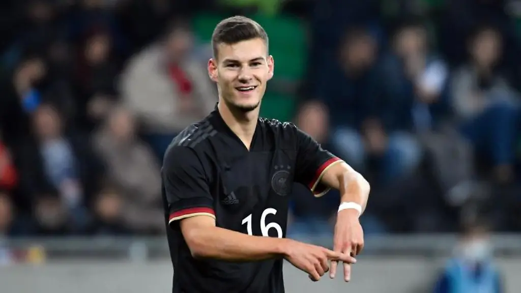 Deutschlands-Stuermer-Tom-Krauss-gestikuliert-nach-einem-Treffer