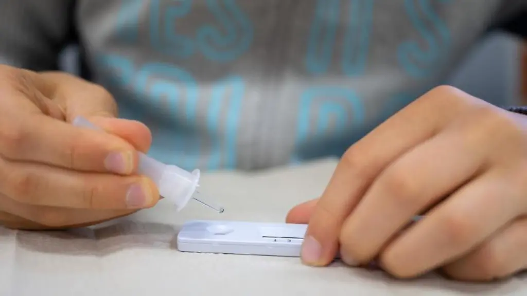 Ein-Schueler-macht-an-einer-Schule-einen-Corona-Schnelltest