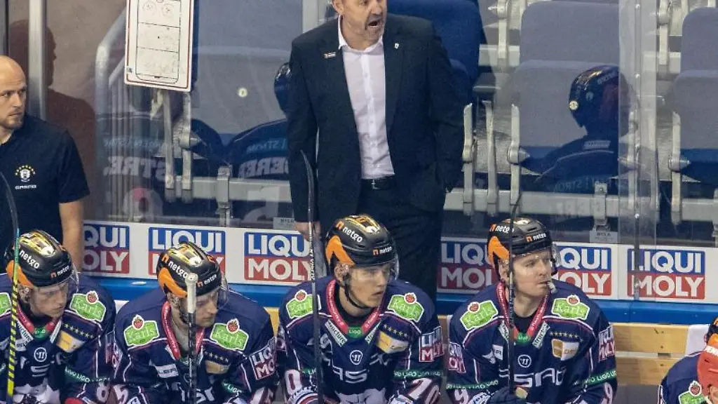 Berlins-Cheftrainer-Serge-Aubin-M-verfolgt-ein-Spiel-hinter-seinen-Spielern