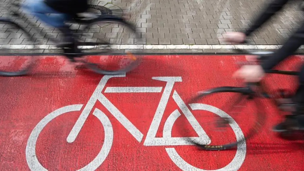 Radfahrer-fahren-auf-einem-Radweg