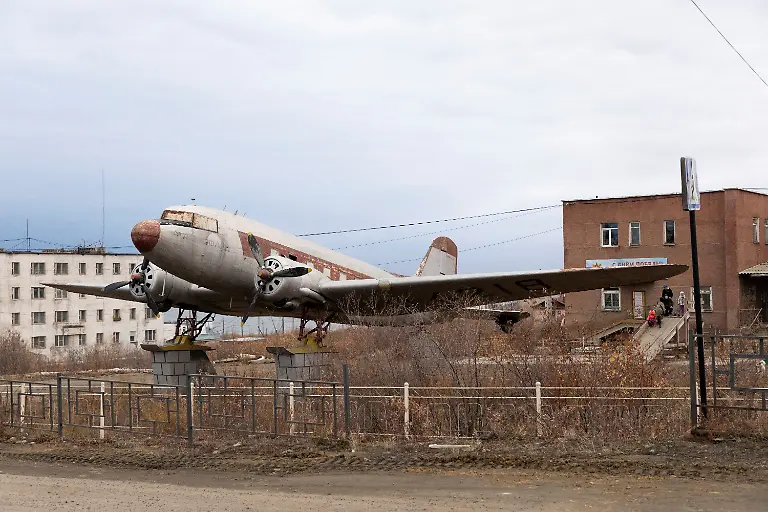 Sowjetische-Li-2-Denkmal-fu-r-die-Erforschung-der-Arktis