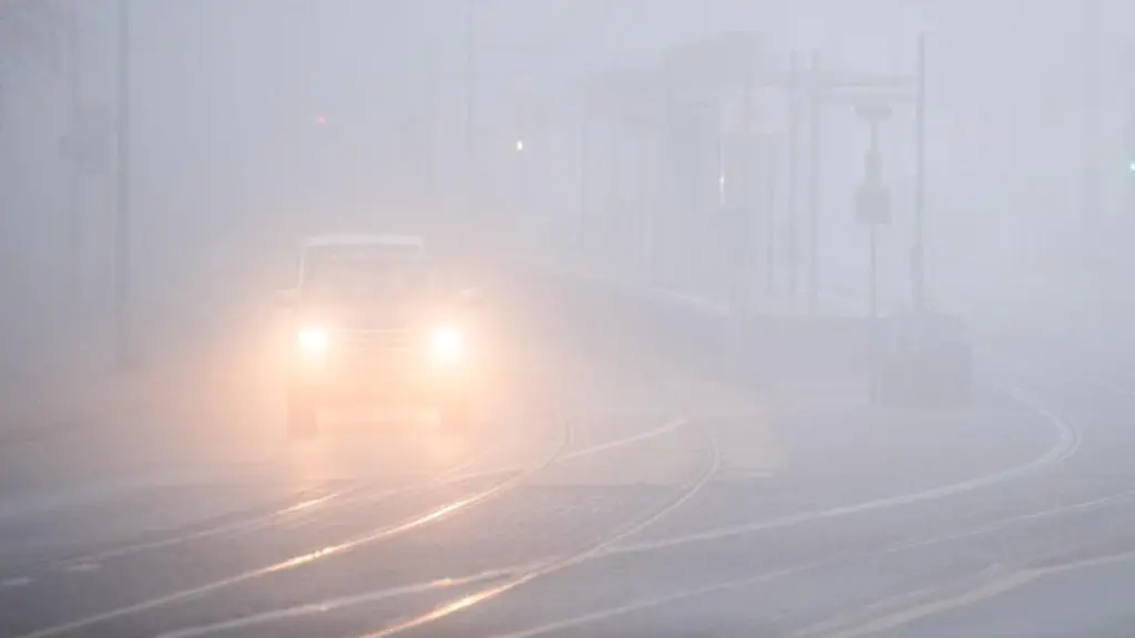 Autos-fahren-bei-dichtem-Nebel-ueber-eine-Strasse