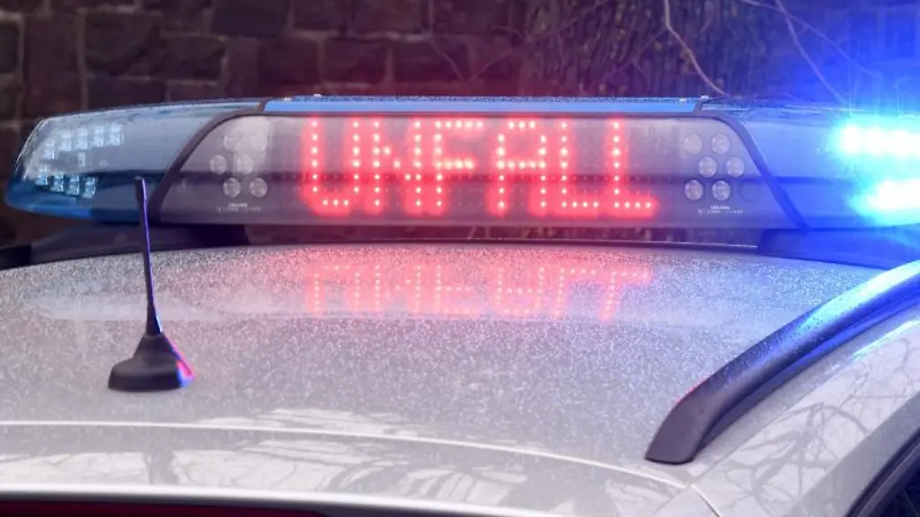 Die-Leuchtschrift-Unfall-auf-dem-Dach-eines-Polizeiwagens