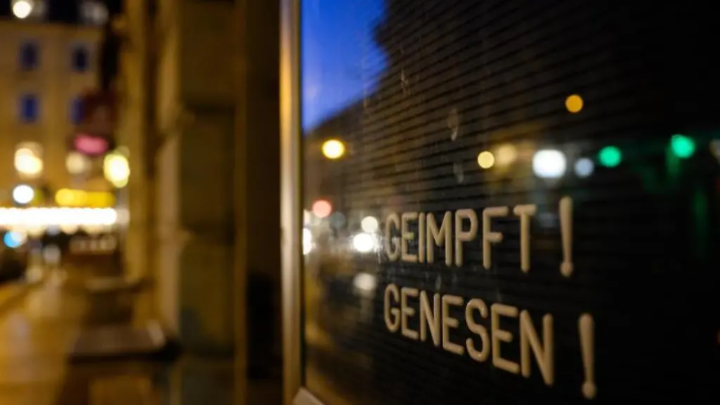 Geimpft-Genesen-steht-in-einem-Schaukasten-an-einer-Bar-in-der-Dresdner-Neustadt