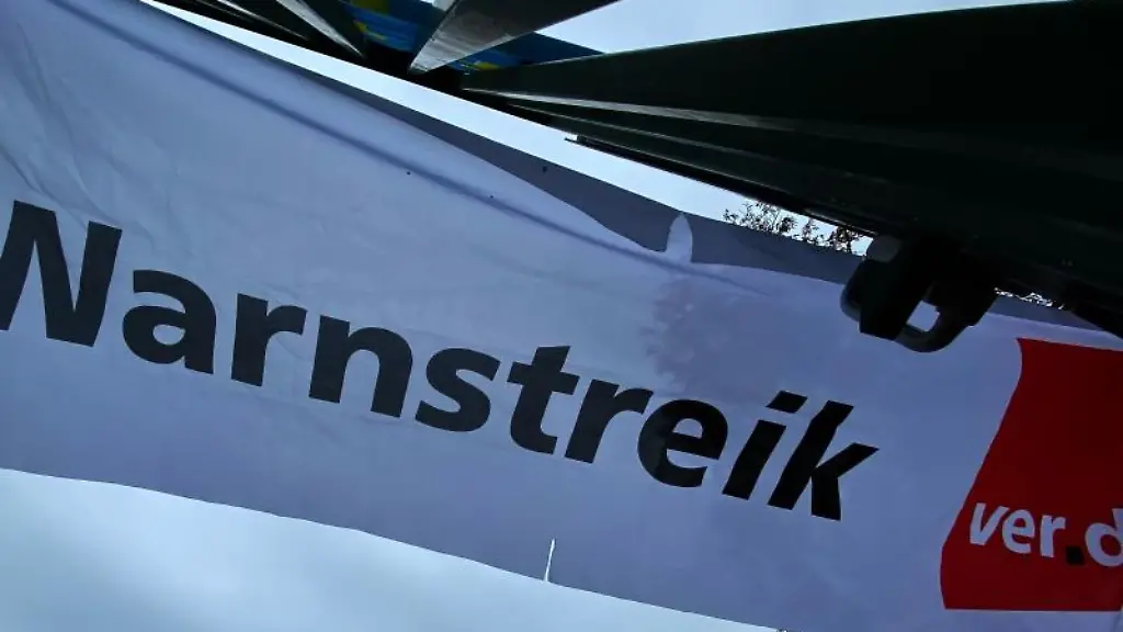Ein-Transparent-bei-einem-Warnstreik-der-Gewerkschaft-Verdi