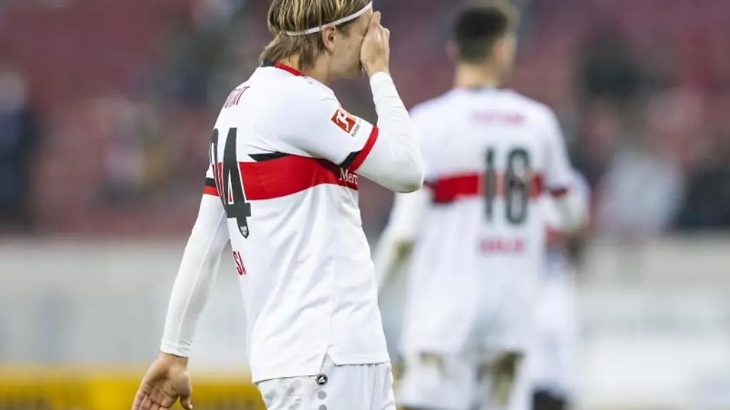 Stuttgarts-Borna-Sosa-reagiert-waehrend-eines-Spiels