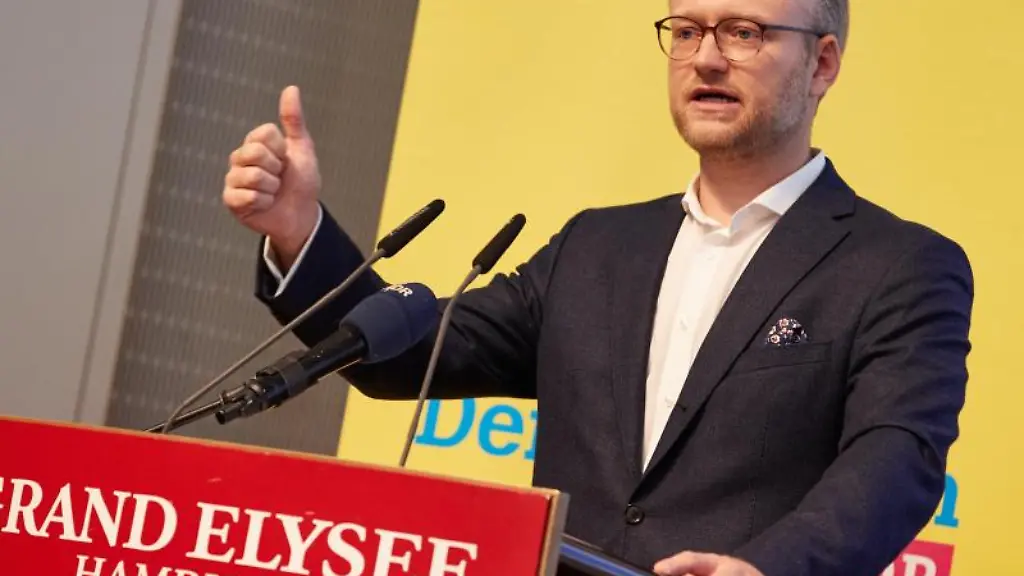 Michael-Kruse-spricht-im-Hotel-Grand-Elysee-auf-dem-Landesparteitag