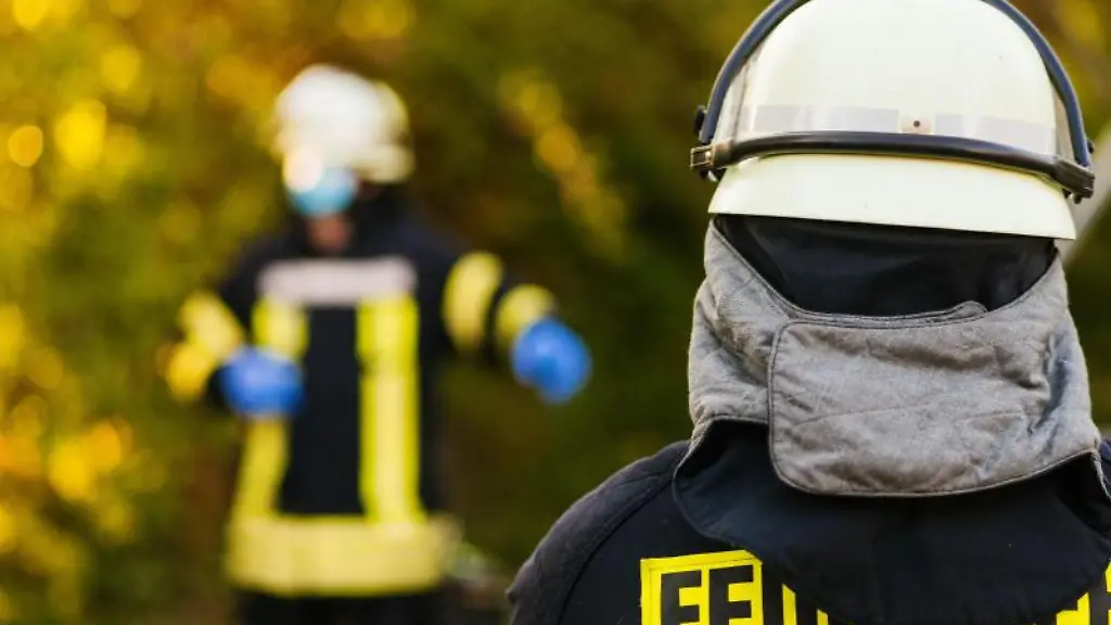 Einsatzkraefte-der-Feuerwehr-in-Schutzkleidung