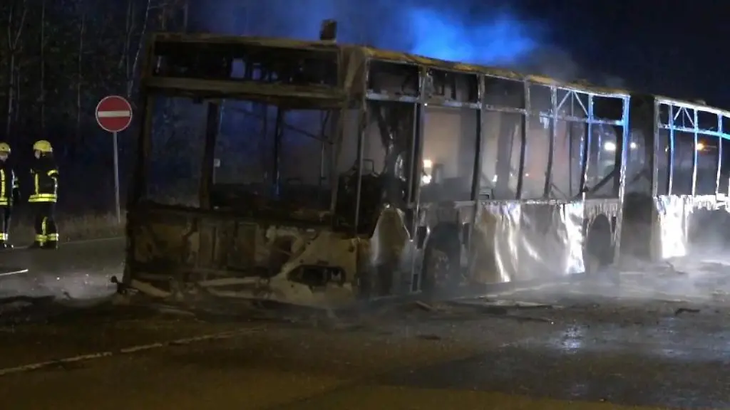 Der-ausgebrannte-Bus-steht-auf-der-Bundesstrasse