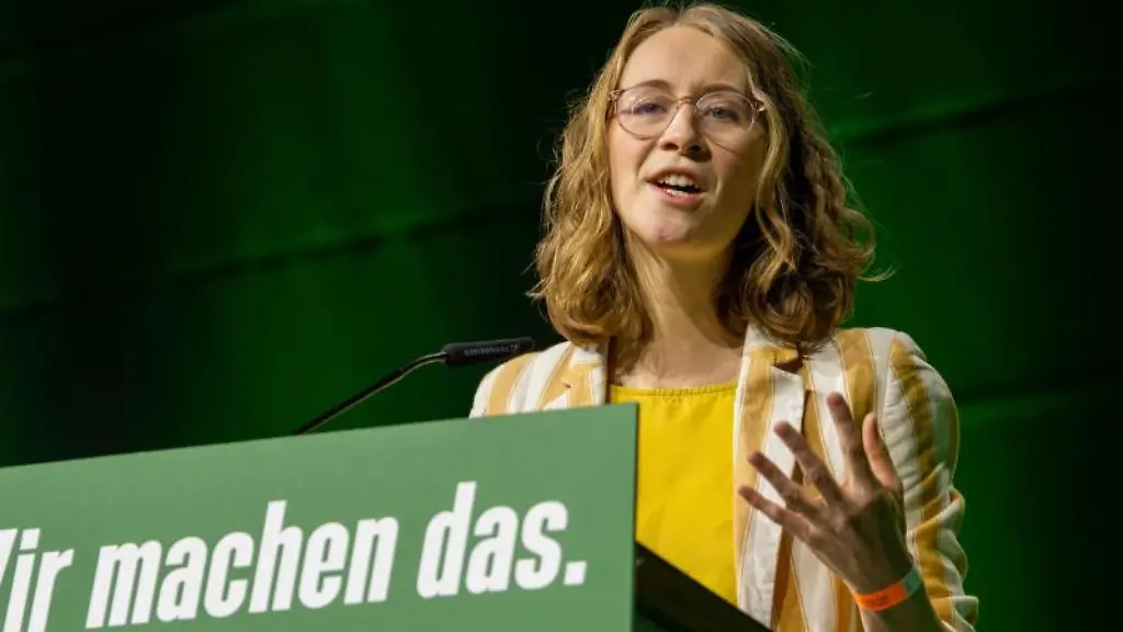 Die-Landesvorsitzende-der-Gruenen-Eva-Lettenbauer-spricht-bei-der-Landesdelegiertenkonferenz