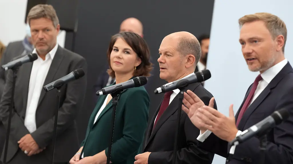 Nach-der-Ankuendigung-der-drei-Parteien-sollen-den-Bundeslaendern-weiter-Corona-Massnahmen-wie-Maskenpflicht-Hygienekonzepte-oder-Beschraenkungen-auf-3G-oder-2G-offen-stehen