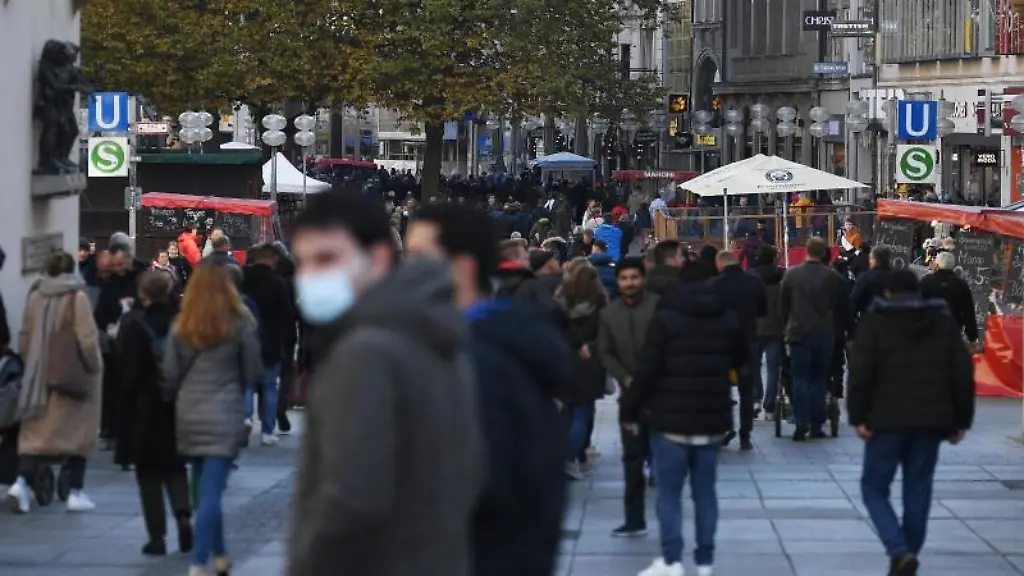 Passanten-schlendern-durch-eine-Fussgaengerzone-in-Muenchen