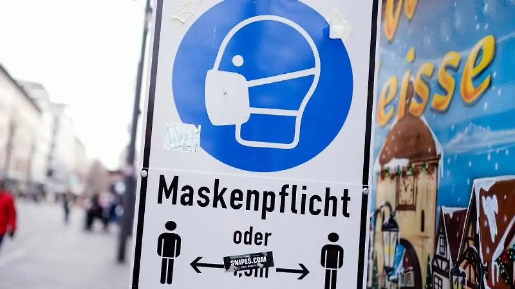 Ein-Schild-mit-der-Aufschrift-Maskenpflicht-haengt-in-der-Innenstadt-von-Mannheim