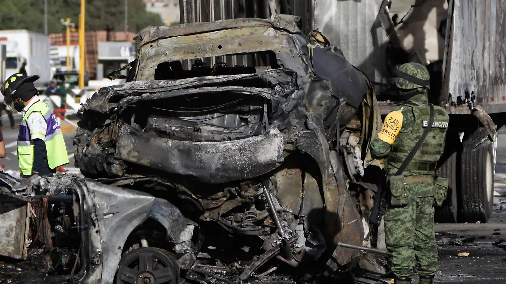 Der-schwere-Autounfall-hinterlaesst-ein-Bild-der-Zerstoerung-in-Mexiko