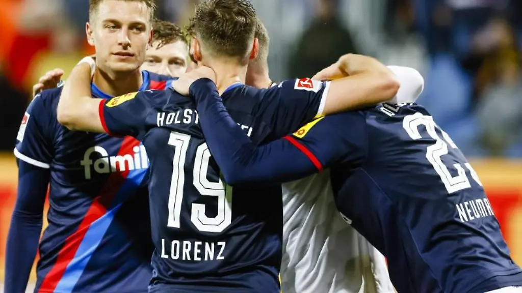 Die-Kieler-Spieler-feiern-den-Heimsieg-gegen-Dresden