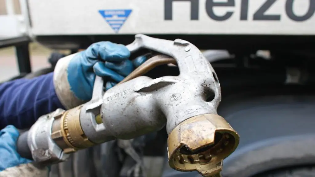 Ein-Mitarbeiter-bereitet-die-Befuellung-des-Tanks-eines-Hauses-mit-Heizoel-vor