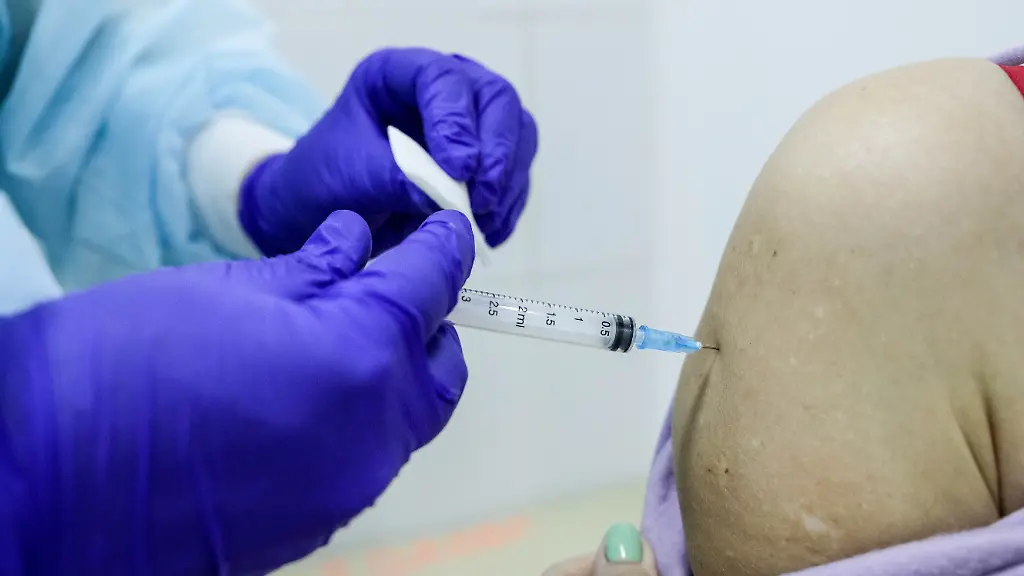 Steht-eine-Revolution-beim-impfen-an-Forscher-aus-Australien-und-den-USA-sehen-viele-Vorteile-beim-Corona-Impfpflaster-gegenueber-der-Nadel