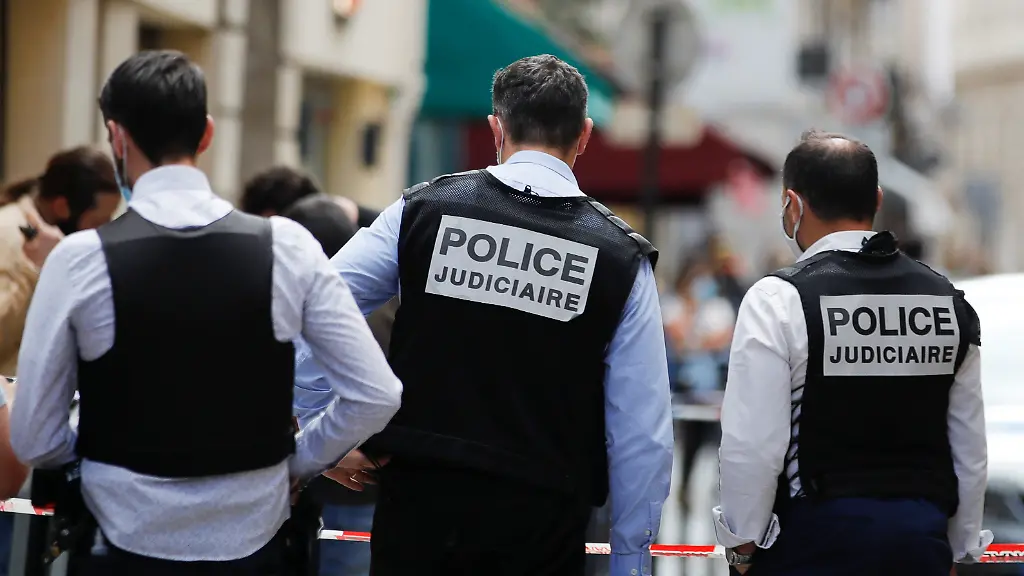 2021-07-30T140356Z-25514358-RC21VO9GIL8D-RTRMADP-3-FRANCE-ROBBERY-DINHVAN