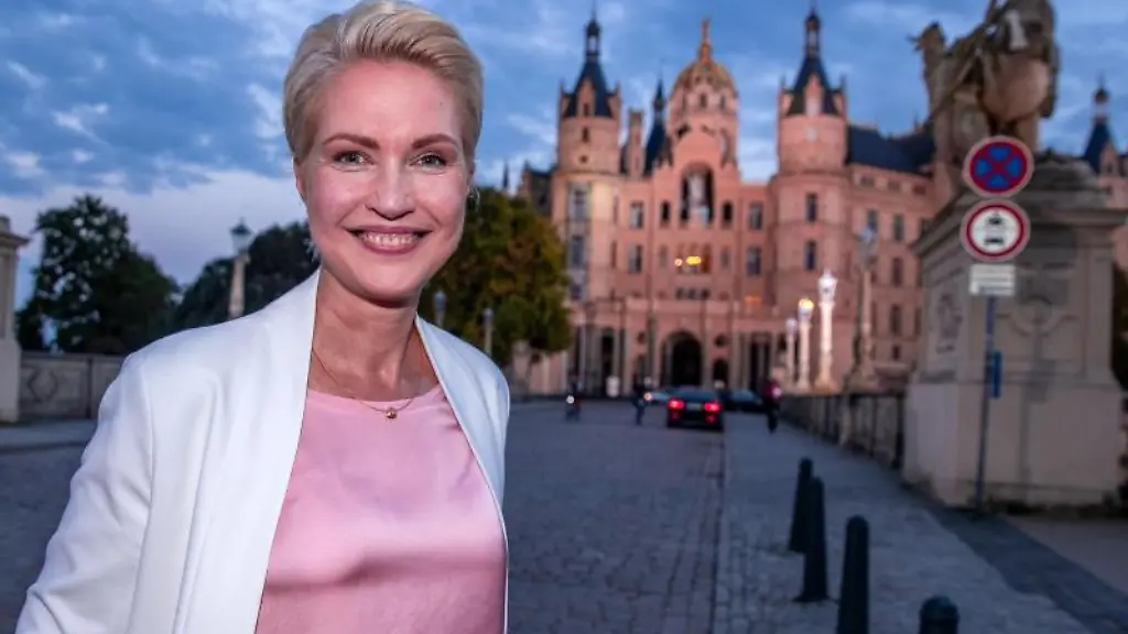 Manuela-Schwesig-SPD-die-Ministerpraesidentin-von-Mecklenburg-Vorpommern-laechelt