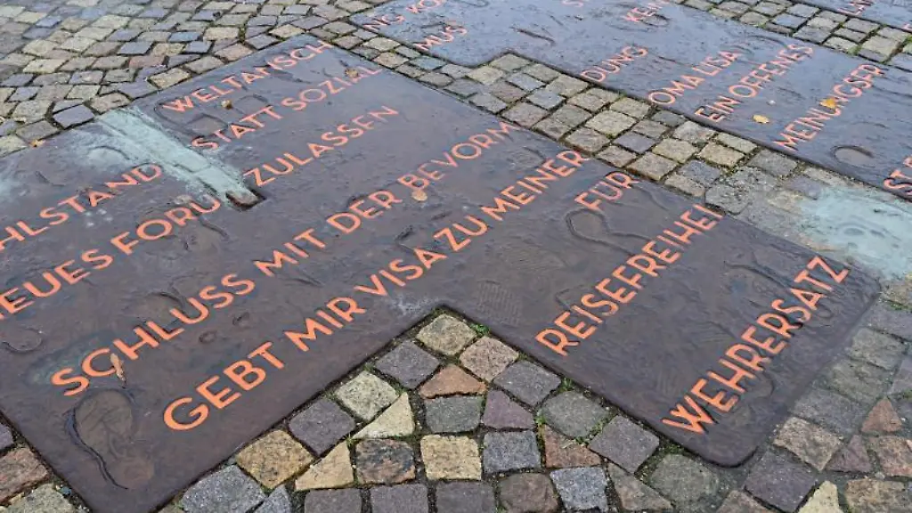 Ein-Schriftzug-erinnert-auf-dem-Luisenplatz-an-den-Herbst-1989