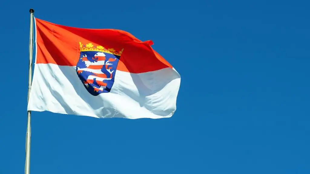 Eine-Fahne-mit-dem-hessischen-Landeswappen-weht-auf-dem-Gebaeude-des-Landtags