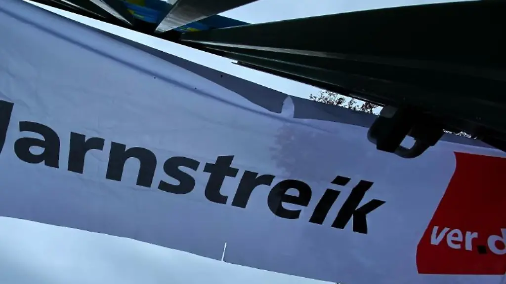 Ein-Transparent-bei-einem-Warnstreik-der-Gewerkschaft-Verdi