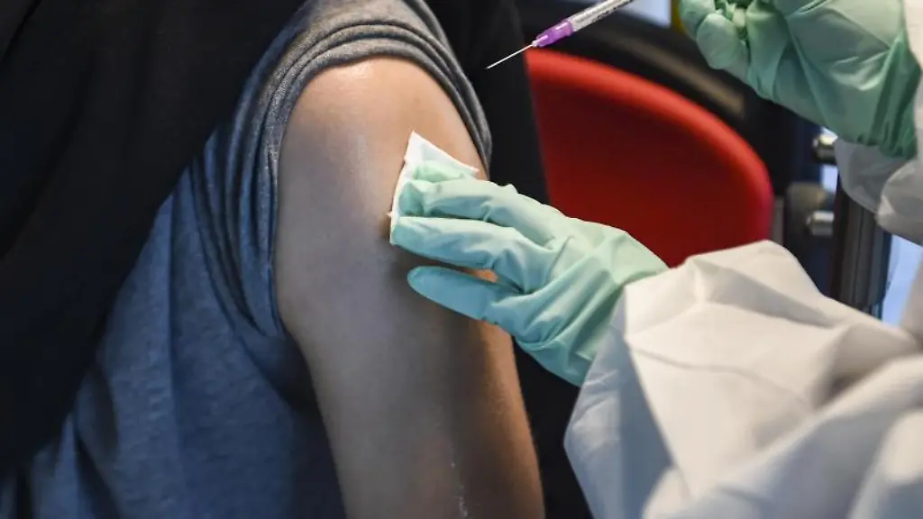 Ein-Mann-wird-im-Impfbus-gegen-das-Coronavirus-geimpft