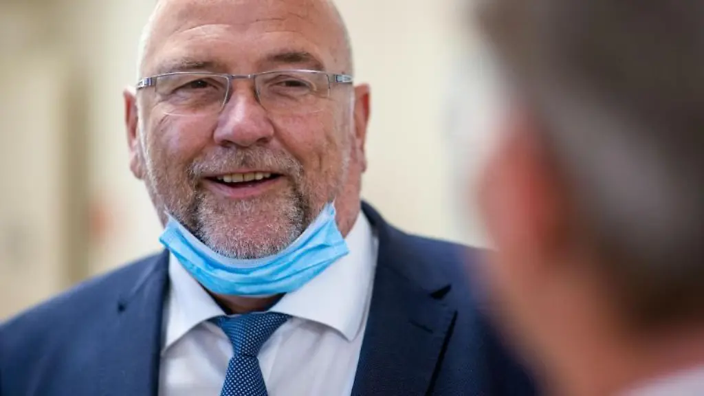 Der-Wirtschaftsminister-von-Mecklenburg-Vorpommern-Harry-Glawe-CDU-laechelt