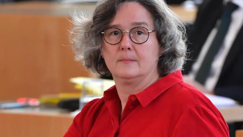 Heike-Werner-Die-Linke-Ministerin-fuer-Gesundheit-von-Thueringen-sitzt-im-Landtag