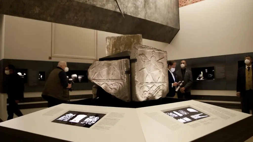 Der-Reiterstein-von-Hornhausen-ist-in-einem-Ausstellungsraum-der-Dauerausstellung-zu-sehen