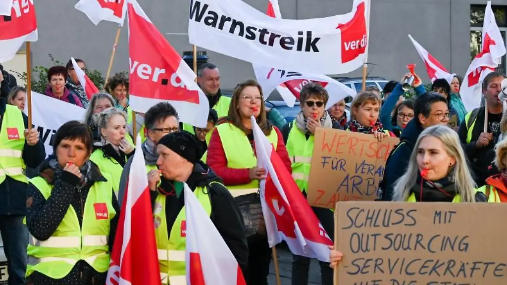 Mitarbeiter-der-Asklepios-Kliniken-demonstrieren-fuer-bessere-Arbeitsbedingungen