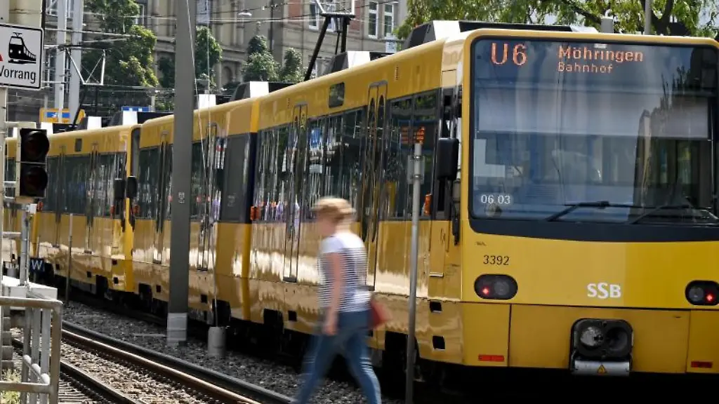 Eine-U-Bahn-faehrt-in-Stuttgart-in-der-Stadt