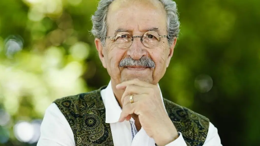 Der-Schriftsteller-Rafik-Schami-steht-in-einem-Park