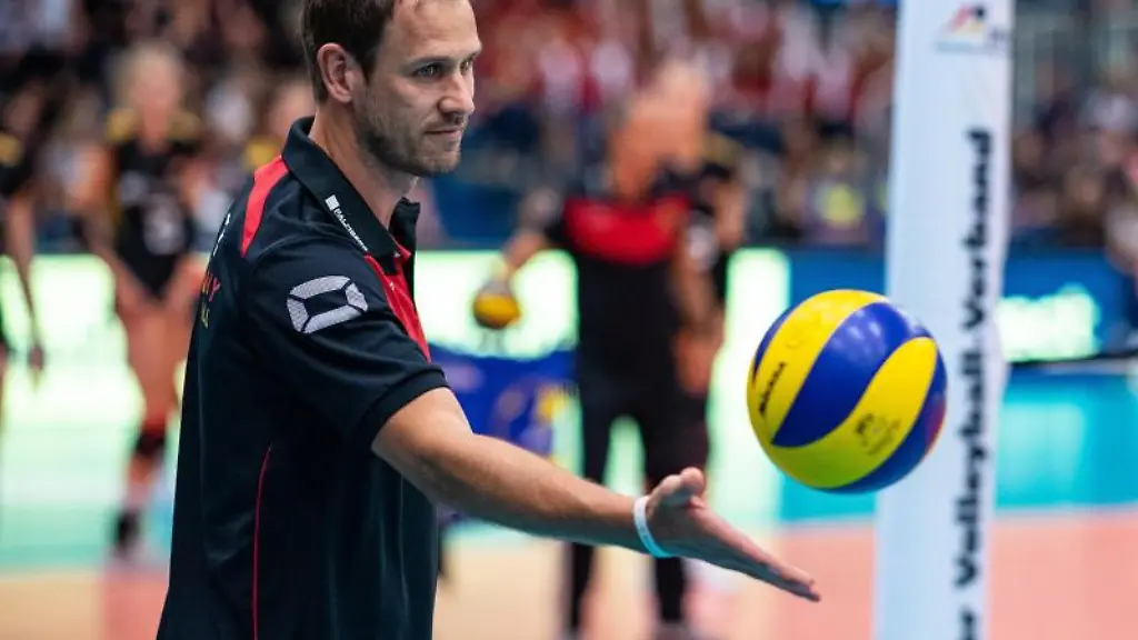 Felix-Koslowski-wirft-einer-Spielerinn-den-Ball-zu